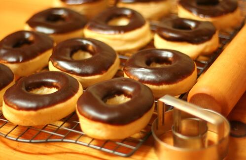 chocolate-frosted-donuths dieting success willpower